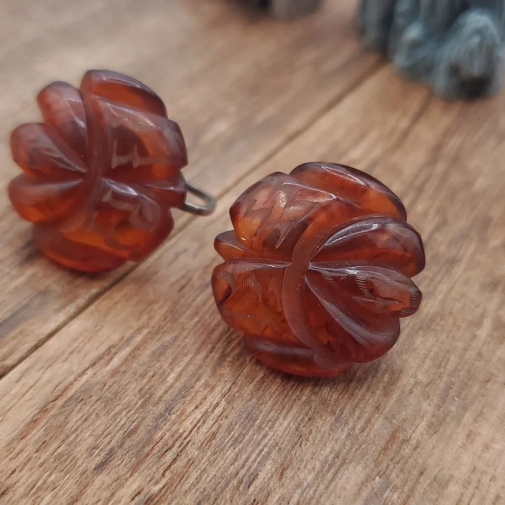 Rare Find Vintage Bakelite Flower Harvest Antique‎ Screwback Earrings E614